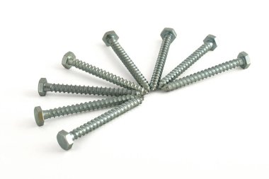 Beyaz arka plan geniş sahada ile ahşap bağlantı elemanları için galvaniz vidalar