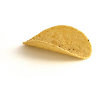 Lezzetli ince gevrek altın cips beyaz zemin üzerine kızarmış