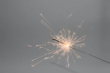 Parlak gri arka plan üzerinde köpüklü Bengalce yeni yıl mum ışıkları.