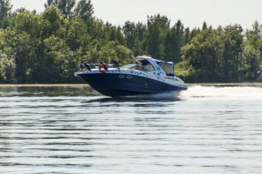 Muhteşem doğa ve mavi yüzeyi Volga Nehri'nin arka yatta.