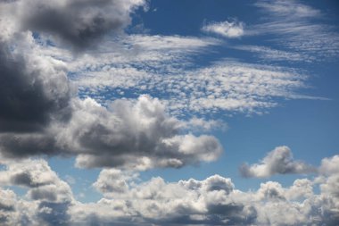 Mavi açık gökyüzü yaz beyaz ve kabarık bulutlar. 