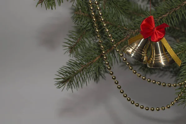 Goldene Glöckchen Mit Roter Schleife Und Funkelnden Grünen Perlen Auf — Stockfoto