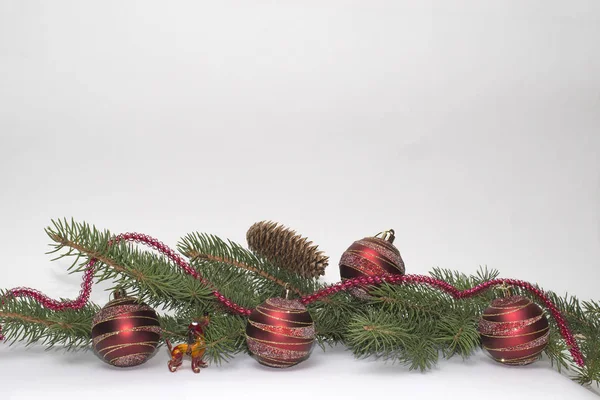 Bolas Natal Com Seu Cão Caroço Uma Grinalda Vermelha Fundo — Fotografia de Stock