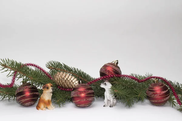 Rote Weihnachtskugeln Mit Goldenen Bump Dogs Und Girlanden Auf Einem — Stockfoto