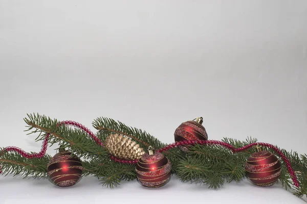 Rote Weihnachtskugel Mit Goldenem Tannenzapfen Und Girlanden Auf Grünem Baum — Stockfoto