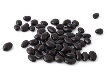 Lezzetli koyu kahverengi çikolata içinde boğulmuş kuru üzüm oluşan kahverengi şeker