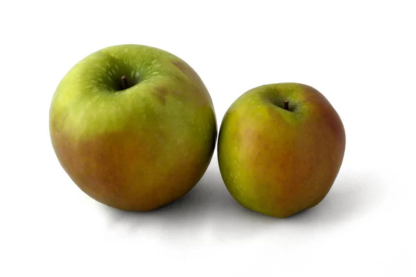 Ein Paar Rot Grüne Äpfel Auf Reinweißem Hintergrund — Stockfoto