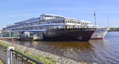 İki turistik gemi Kostroma şehir Rusya'da altın yüzük iskelede