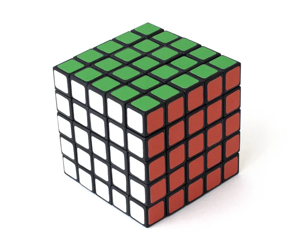 Rubik küpü ışık arka plan üzerinde beyaz kırmızı ve yeşil yanlarıyla