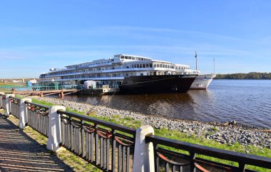 Rusya'da Kostroma şehir altın yüzük iskelede iki turist su yolu