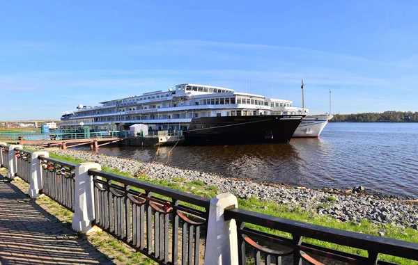 Rusya'da Kostroma şehir altın yüzük iskelede iki turist su yolu