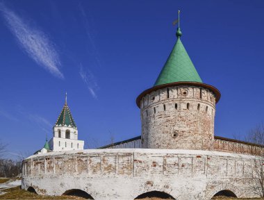 Iatev manastırının duvarlarının Kremlin ve turkuaz kubbe kuleleri