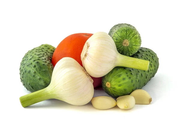 Reife Grüne Gurken Knoblauchknollen Und Reife Rote Tomaten — Stockfoto