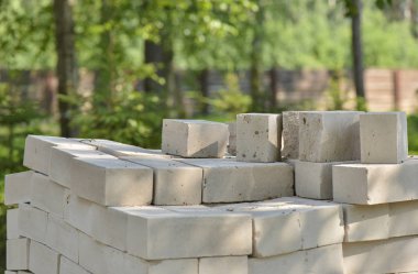 Eşit olarak koydu beyaz ev yapımı için tuğla bina yığını