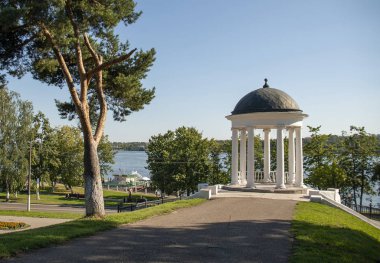 Alexander Nikolaevich Ostrovsky çardak Volga Nehri kıyısında