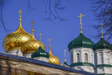 Ipatiev Manastırı Trinity Katedrali ile Ortodoks altın kubbe haçlar