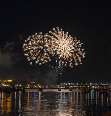 Volga Nehri üzerinde havai fişek sekiz yüz altmış altı yıllık Kostroma şehir onur.