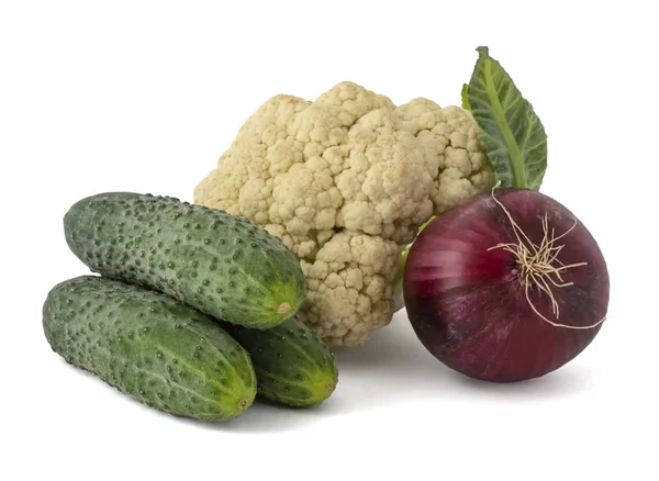 Weißkohl Brokkoli Rote Zwiebel Und Drei Grüne Gurken — Stockfoto