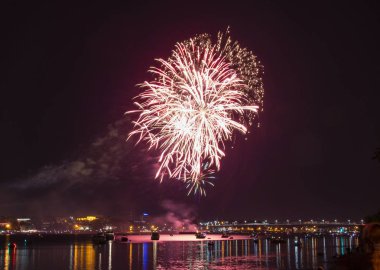 Patlamaları Kostroma gece arka plan üzerinde kırmızı mavi sarı beyaz havai fişek ateş