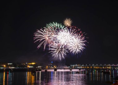 Gece havai fişek gece Kostroma pınarlarına yeşil mor sarı turuncu kırmızı ateş