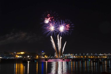 Gece Kostroma arka plan üzerinde beyaz mavi ve mor alev Salute su sıçramalarına