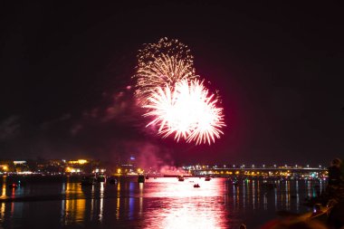 Selam sarı kırmızı ateş çizgili ve yeşil şenlikli gece pınarlarına şeklinde