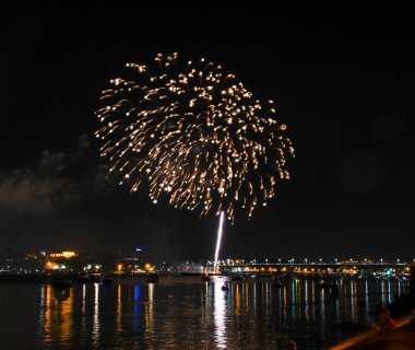 Fireworks'ten şehir günü için Kostroma içinde Volga Nehri üzerinde bir dubadan serbest bırakmak büyük bir sarı-pembe top