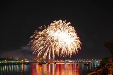 Selam çeşmeler şenlikli gece Kostroma kırmızı ipuçları ile sarı ateş topları şeklinde