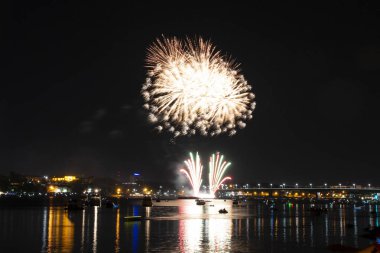 Kırmızı-yeşil sprey çeşmeler Kostroma şehirde gününde şeklinde sarı ateş topu güzel selam