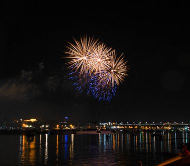 Güzel altın dikenli havai fişek topları Kostroma şehirde gün için şirin mavi damlacıkları ile