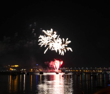 Gece gökyüzü arka plan üzerinde altın püsküller ve Volga Nehri üzerinde uzun bir parlama ile fireworks uygulamasından Kostroma gün festival selam