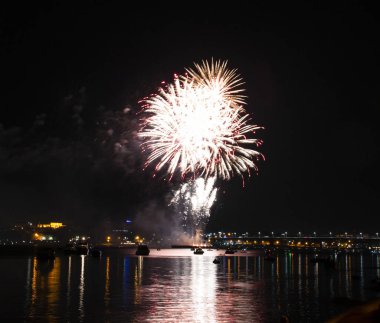 Selam çeşmeler şenlikli gece Kostroma kırmızı ipuçları ile sarı ateş topları şeklinde