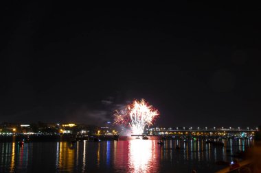 Kırmızı ve sarı iğne yangın patlamaları ve şenlikli gece Kostroma hayalarına şeklinde selam
