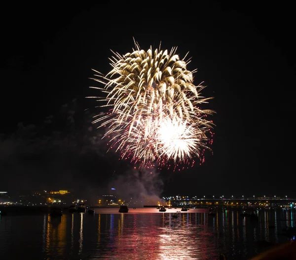 Selam şehir günü için kızılcık gibi Fireworks'de Kostroma ile parlayan altın sarı top şeklinde