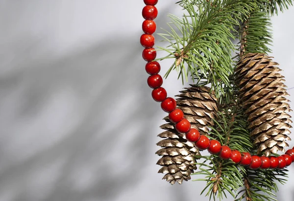 Cones Dourados Uma Árvore Natal Vestida Com Belas Contas Vermelhas — Fotografia de Stock