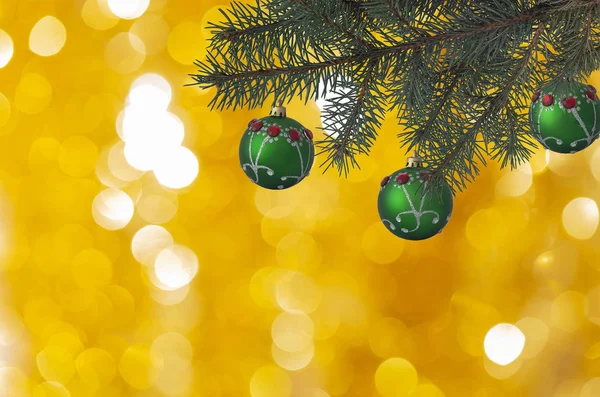 Weihnachtsgrüne Kugeln Mit Roten Perlen Auf Weihnachtsbaum Mit Goldenem Hintergrund — Stockfoto