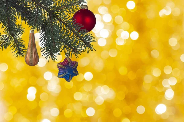 Golden Christmas Sternchen Mace Ball Auf Grünem Weihnachtsbaum Mit Gold — Stockfoto