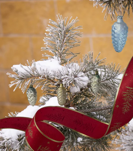 Bunte Weihnachtskugeln Den Zweigen Eines Schneebedeckten Weihnachtsbaums Und Geschenkboxen Mit — Stockfoto