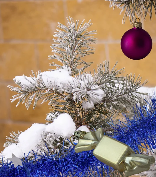 Bolas Natal Coloridas Nos Ramos Uma Árvore Natal Coberta Neve — Fotografia de Stock