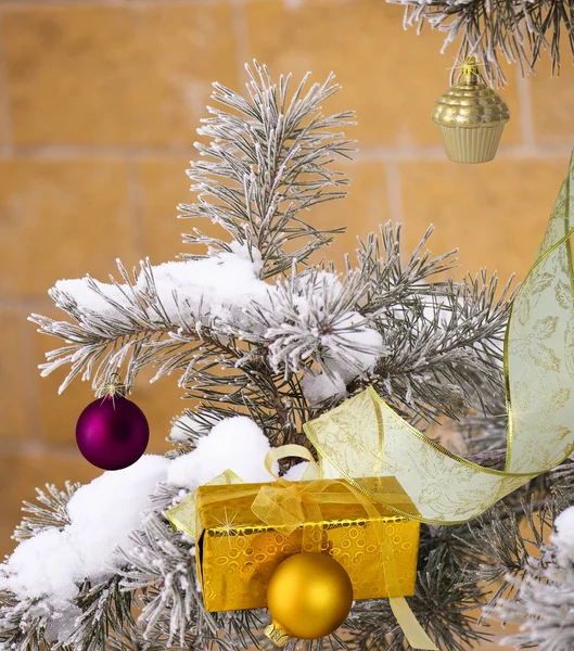 Grüner Weihnachtsbaum Geschmückt Mit Grünen Weihnachtskugeln Mit Roten Perlen Und — Stockfoto