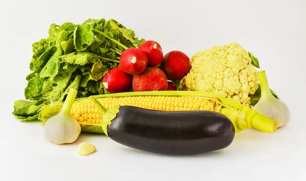 Kukorica, fokhagymás padlizsán kelkáposzta és gyümölcs retek — Stock Fotó