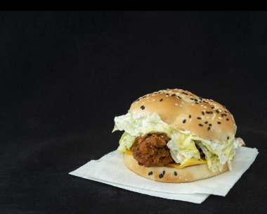 Izgara sığır eti ile lezzetli kokulu charburger, lezzetli jambon bir