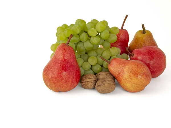 Bandeja de fruta de nueces verdes maduras uvas y pera aromática roja — Foto de Stock