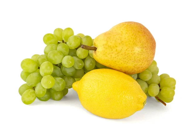 Pêra amarela com ramo de limão de uvas verdes no backgroun branco — Fotografia de Stock