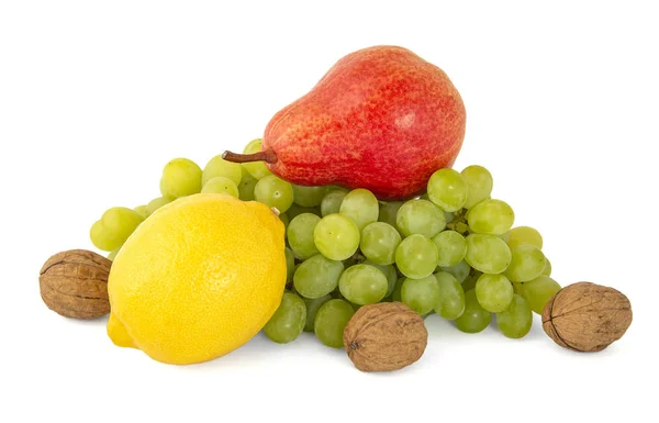 Um prato de frutas de limão amarelo maduro, uvas verdes, nozes e — Fotografia de Stock