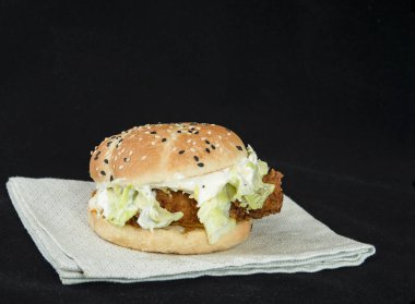 Vege jambon ızgara sığır eti salatası ile lezzetli aromalı hamburger