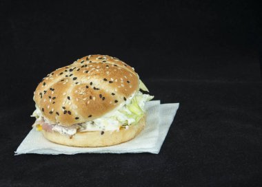 Izgara sığır eti ile lezzetli kokulu charburger, lezzetli jambon bir