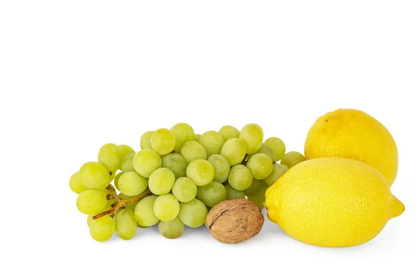 Prato de frutas de um monte de uvas verdes de limões e nozes — Fotografia de Stock