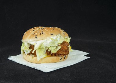 Vege jambon ızgara sığır eti salatası ile lezzetli aromalı hamburger