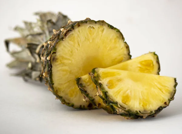 Deser ananasa pachnące smaczne pokroić w apetyczne plastry o — Zdjęcie stockowe